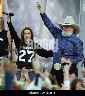 L'artiste de musique country Charlie Daniels effectue avec Gretchen Wilson au cours de l'avant-match du Super Bowl XXXIX de Jacksonville, Floride, le 6 février 2005. (Photo d'UPI/Terry Schmitt) Banque D'Images