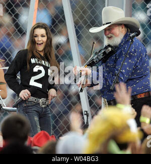 L'artiste de musique country Charlie Daniels effectue avec Gretchen Wilson au cours de l'avant-match du Super Bowl XXXIX de Jacksonville, Floride, le 6 février 2005. (Photo d'UPI/Terry Schmitt) Banque D'Images