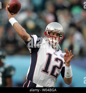 PATRIOTS STAR QUARTERBACK TOM BRADY IN THROWBACK UNIFORM 7x10 photo