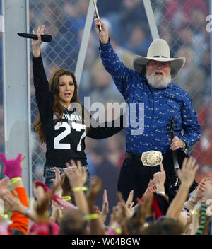 L'artiste de musique country Charlie Daniels effectue avec Gretchen Wilson au cours de l'avant-match du Super Bowl XXXIX de Jacksonville, Floride, le 6 février 2005. (Photo d'UPI/John Angelillo) Banque D'Images