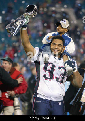 Richard Seymore du Champion du Monde New England Patriots et fils afficher le trophée Lombardi après Superbowl XXXIX de Jacksonville, Floride le 6 février 2005. (Photo d'UPI/Terry Schmitt) Banque D'Images