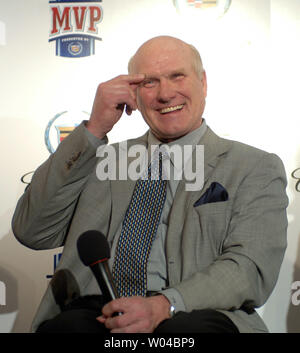 L'ancien MVP du Super Bowl quarterback Terry Bradshaw parle au cours d'une conférence de presse parlant de son expérience comme une star de la NFL durant le Super Bowl XL semaine à Detroit, MI., le 1 février 2006. (Photo d'UPI/Roger L. Wollenberg) Banque D'Images