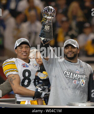 Pittsburgh Steelers tournant retour Jerome Bettis, droit, détient le trophée Lombardi que MVP Hines Ward détient son fils Jadon, après les Pittsburgh Steelers défait les Seattle Seahawks 21 à 10 dans le Super Bowl XL au Ford Field de Detroit, MI., le 5 février 2006. (Photo d'UPI/Pat Benic) Banque D'Images