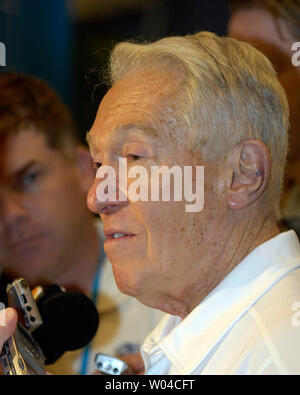 L'ancien entraîneur en chef de la Buffalo Bills Marv Levy assiste à une séance d'information qui Thurman Thomas a été sélectionné pour le Pro Football Hall of Fame à Miami, le 3 février 2007. UPI (Photo-Joe Marino/Bill Cantrell) Banque D'Images