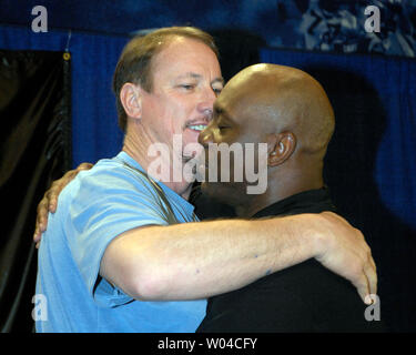 Quarterback Jim Kelly de la Buffalo Bills félicite d'utiliser de nouveau et ancien coéquipier, Thurman Thomas après sa sélection au Pro Football Hall of Fame à Miami, le 3 février 2007. UPI (Photo-Joe Marino/Bill Cantrell) Banque D'Images