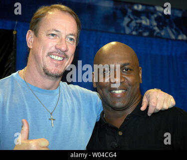 Quarterback Jim Kelly de la Buffalo Bills félicite d'utiliser de nouveau et ancien coéquipier Thurman Thomas après sa sélection au Pro Football Hall of Fame à Miami, le 3 février 2007. UPI (Photo-Joe Marino/Bill Cantrell) Banque D'Images