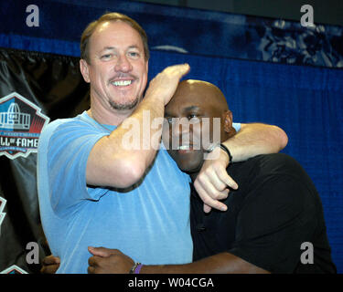 Quarterback Jim Kelly de la Buffalo Bills félicite d'utiliser de nouveau et ancien coéquipier Thurman Thomas après sa sélection au Pro Football Hall of Fame à Miami, le 3 février 2007. UPI (Photo-Joe Marino/Bill Cantrell) Banque D'Images