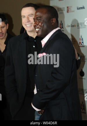 L'acteur John Travolta et ancienne star de la NFL Marshall Faulk pose pour les photographes sur leur chemin dans le 'Samedi Soir' spectaculaire partie à la Galleria Corporate Centre à Scottsdale, en Arizona, du 2 février 2008. (Photo d'UPI/Ian Halperin) Banque D'Images