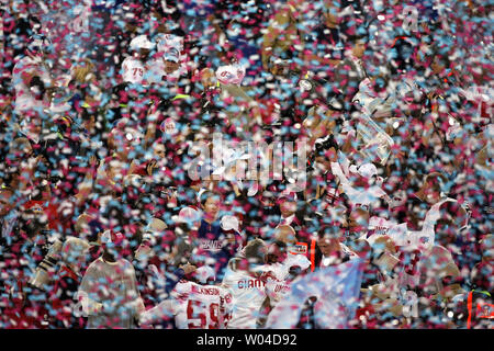 Confetti tombe comme les Giants de New York célèbrent leur victoire contre les New England Patriots 17-14 au Super Bowl XLII au University of Phoenix Stadium de Glendale, en Arizona, du 3 février 2008. Les Patriots terminé la saison 18-1, manquent leur chance à un dossier parfait. (Photo d'UPI/John Angelillo) Banque D'Images