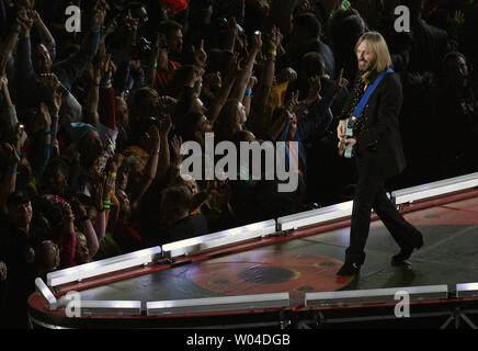 Tom Petty et les Heartbreakers effectuer pendant la mi-temps au Super Bowl XLII avec les Giants de New York contre les New England Patriots au University of Phoenix Stadium de Glendale, en Arizona, du 3 février 2008. (Photo d'UPI/Jon SooHoo) Banque D'Images