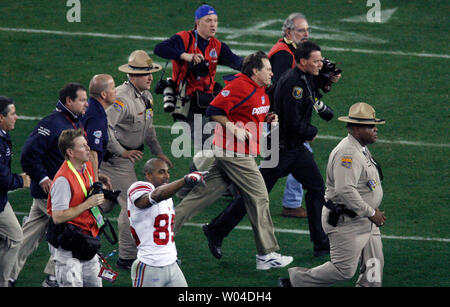 New England Patriots l'entraîneur-chef Bill Belichick fonctionne sur le champ juste avant la finale du Super Bowl XLII de jouer contre les Giants de New York au University of Phoenix Stadium de Glendale, en Arizona, du 3 février 2008. Les Géants battre les Patriots 17-14. Les Patriots terminé la saison 18-1, manquent leur chance à un dossier parfait. (Photo d'UPI/Jon SooHoo) Banque D'Images