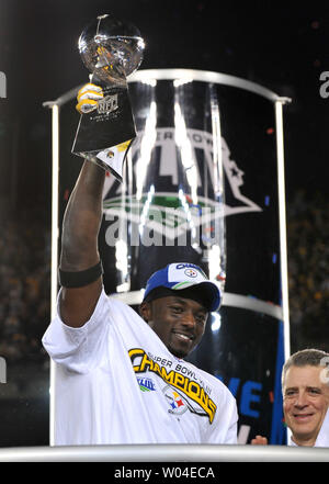 Pittsburgh Steelers Santonio Holmes raises the Lamar Hunt Trophy