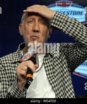 Pete Townshend du qui répond à des questions au cours d'une conférence de presse au Centre des médias à Ft. Lauderdale le 4 février 2010. Super Bowl XLIV entre les New Orleans Saints et les Indianapolis Colts mettra en vedette l'OMS en concert à la mi-temps le Dimanche, Février 7. UPI/Roger L. Wollenberg Banque D'Images