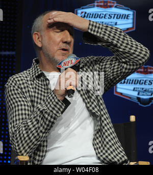 Pete Townshend du qui répond à des questions au cours d'une conférence de presse au Centre des médias à Ft. Lauderdale le 4 février 2010. Super Bowl XLIV entre les New Orleans Saints et les Indianapolis Colts mettra en vedette l'OMS en concert à la mi-temps le Dimanche, Février 7. UPI/Roger L. Wollenberg Banque D'Images