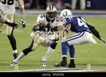 New Orleans Saints Reggie Bush running back up frais domaine contre Indianapolis Colts coffre Roman Harper dans le premier trimestre de Super Bowl XLIV au Sun Life Stadium de Miami, le 7 février 2010. UPI/Mark Wallheiser Banque D'Images