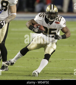 New Orleans Saints Reggie Bush running back up frais contre les Indianapolis Colts de terrain dans le premier trimestre de Super Bowl XLIV au Sun Life Stadium de Miami, le 7 février 2010. UPI/Mark Wallheiser Banque D'Images