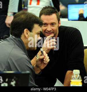 L'acteur Hugh Jackman est interviewé sur la radio au Super Bowl XLV Media Center de Dallas, Texas, le 4 février 2011. Hugh Jackman a étudié la boxe avec Sugar Ray Leonard pour son prochain film 'Real Steel.' UPI/Rob Hobson Banque D'Images