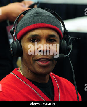 Sugar Ray Leonard est interviewé sur la radio au Super Bowl XLV Media Center de Dallas, Texas, le 4 février 2011. L'acteur Hugh Jackman a étudié la boxe avec Sugar Ray Leonard pour son prochain film 'Real Steel.' UPI/Rob Hobson Banque D'Images