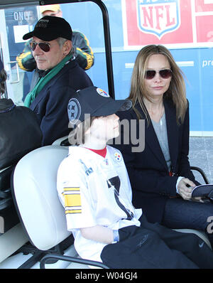 L'acteur Harrison Ford et sa femme l'actrice Calista Flockhart arriver au Cowboys Stadium avant le Super Bowl XLV à Arlington, Texas, le 6 février 2011. UPI/David Silpa Banque D'Images