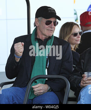 L'acteur Harrison Ford et sa femme l'actrice Calista Flockhart arriver au Cowboys Stadium avant le Super Bowl XLV à Arlington, Texas, le 6 février 2011. UPI/David Silpa Banque D'Images