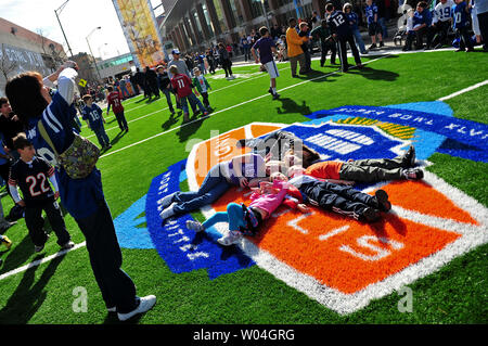 Fans posent pour une photo sur un terrain de football dans la fan zone repas pendant la semaine du Super Bowl à Indianapolis, le 1 février 2012, 2012. Les New York Giants et les New England Patriots se réunira dans le Super Bowl XLVI le 5 février. UPI/Kevin Dietsch Banque D'Images