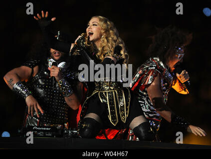 Madonna réalise durant le spectacle de mi-temps au Super Bowl XLVI entre les New York Giants et les New England Patriots au Lucas Oil Stadium de NFL à Indianapolis, le 5 février 2012. UPI/Pat Benic.. Banque D'Images