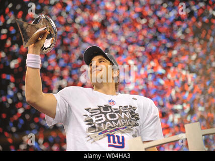 Les Giants de New York et le Super Bowl XLVI quarterback Eli Manning MVP célèbre sur le podium au Super Bowl XLVI au Lucas Oil Stadium le 5 février 2012 à Indianapolis. New York beat New England 21-17 pour gagner le Super Bowl XLVI UPI/Kevin Dietsch Banque D'Images