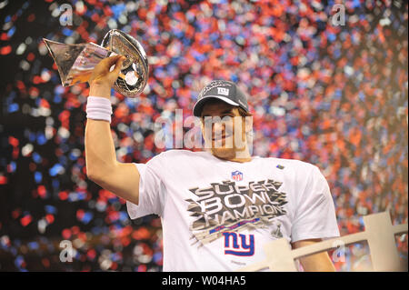 Les Giants de New York et le Super Bowl XLVI quarterback Eli Manning MVP célèbre sur le podium au Super Bowl XLVI au Lucas Oil Stadium le 5 février 2012 à Indianapolis. New York beat New England 21-17 pour gagner le Super Bowl XLVI UPI/Kevin Dietsch Banque D'Images