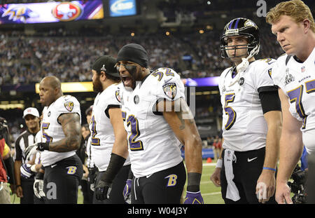 Baltimore Ravens secondeur Ray Lewis (52) réagit pendant le tirage au sort au Super Bowl XLVII à la Mercedes-Benz Superdome le 3 février 2013 à La Nouvelle-Orléans. UPI/Kevin Dietsch Banque D'Images