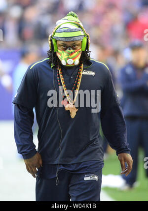 Seattle Seahawks RB Marshawn Lynch apparaît sur le terrain pour se réchauffer avant de jouer les New England Patriots au Super Bowl XLIX au University of Phoenix Stadium de Glendale, Arizona, le 1 février 2015. Photo par Davis Tulis/UPI Banque D'Images