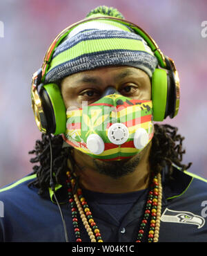 Seattle Seahawks RB Marshawn Lynch apparaît sur le terrain pour se réchauffer avant de jouer les New England Patriots au Super Bowl XLIX au University of Phoenix Stadium de Glendale, Arizona, le 1 février 2015. Photo par Davis Tulis/UPI Banque D'Images