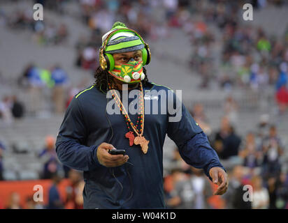 Seattle Seahawks RB Marshawn Lynch apparaît sur le terrain pour se réchauffer avant de jouer les New England Patriots au Super Bowl XLIX au University of Phoenix Stadium de Glendale, Arizona, le 1 février 2015. Photo par Kevin Dietsch/UPI Banque D'Images