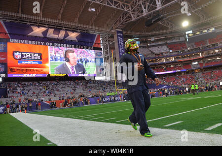 Seattle Seahawks RB Marshawn Lynch promenades dans le domaine à l'ups chaude avant de jouer les New England Patriots au Super Bowl XLIX au University of Phoenix Stadium de Glendale, Arizona, le 1 février 2015. Photo par Kevin Dietsch/UPI Banque D'Images