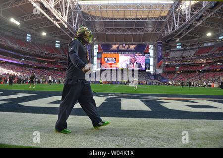 Seattle Seahawks RB Marshawn Lynch promenades dans le domaine à l'ups chaude avant de jouer les New England Patriots au Super Bowl XLIX au University of Phoenix Stadium de Glendale, Arizona, le 1 février 2015. Photo par Kevin Dietsch/UPI Banque D'Images