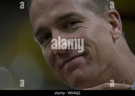 Denver Broncos quarterback Payton Manning écoute une question au Super Bowl 50 Journée des médias au SAP Center de San Jose, Californie le 1 février 2016. Les Broncos font face aux Panthers sur 50 Super Bowl Le 6 février. Photo par Terry Schmitt/UPI Banque D'Images