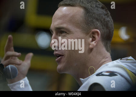 Denver Broncos quarterback Payton Manning répond aux questions au Super Bowl 50 Journée des médias au SAP Center de San Jose, Californie le 1 février 2016. Les Broncos font face aux Panthers sur 50 Super Bowl Le 6 février. Photo par Terry Schmitt/UPI Banque D'Images