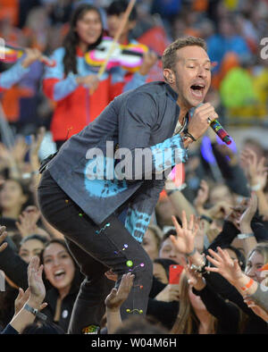 Coldplay Chris Martin effectue pendant le Super Bowl 50 halftime show qui a célébré le passé, présent et futur à Levi's Stadium à Santa Clara, Californie, 7 février 2015. Photo par Kevin Dietsch/UPI Banque D'Images