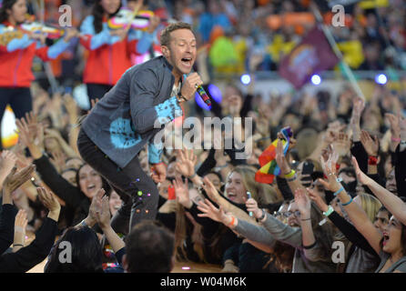 Coldplay Chris Martin effectue pendant le Super Bowl 50 halftime show qui a célébré le passé, présent et futur à Levi's Stadium à Santa Clara, Californie, 7 février 2015. Photo par Kevin Dietsch/UPI Banque D'Images