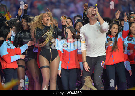 Beyonce joue avec Coldplay Chris Martin pendant le Super Bowl 50 halftime show qui a célébré le passé, présent et futur à Levi's Stadium à Santa Clara, Californie, 7 février 2015. Photo par Kevin Dietsch/UPI Banque D'Images