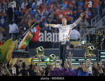 Coldplay Chris Martin effectue pendant le Super Bowl 50 halftime show qui a célébré le passé, présent et futur à Levi's Stadium à Santa Clara, Californie, 7 février 2015. Photo de John Angelillo/UPI Banque D'Images
