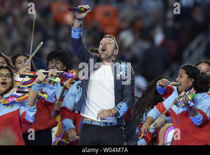 Coldplay Chris Martin effectue pendant le Super Bowl 50 halftime show qui a célébré le passé, présent et futur à Levi's Stadium à Santa Clara, Californie, 7 février 2015. Photo de Brian Kersey/UPI Banque D'Images