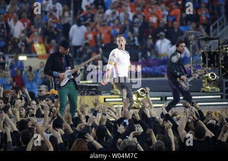Coldplay Chris Martin effectue pendant le Super Bowl 50 halftime show qui a célébré le passé, présent et futur à Levi's Stadium à Santa Clara, Californie, 7 février 2015. Photo de John Angelillo/UPI Banque D'Images