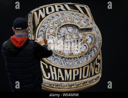 Un ventilateur prend une photo d'un Green Bay Packers Super Bowl anneau au centre des médias pour le Super Bowl pour li au George R. Brown Convention Center à Houston, Texas, le 3 février 2017. Le New England Patriots jouera les Falcons d'Atlanta au Super Bowl LI le dimanche à NRG Stadium. Photo de John Angelillo/UPI Banque D'Images