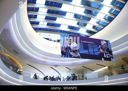 Les gens mangent à l'aire de restauration ci-dessous une Super Saladier IIL signe à la Mall of America qui sert de quartier général aux médias pour le Super Bowl IIL à Bloomington, Minnesota le 31 janvier 2018. La U.S. Bank Stadium est le foyer de la Minnesota Vikings NFL team et s'IIL Super Bowl qui sera joué entre les Eagles de Philadelphie et New England Patriots le Feb 4th. Photo de John Angelillo/UPI Banque D'Images