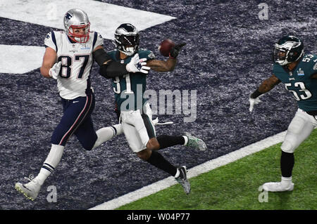 Philadelphia Eagles Jalen évoluait Mills (C) se décompose pass destiné aux New England Patriots Rob Gronkowski tight end dans la zone des buts au Super Bowl à l'IIL U.S. Bank Stadium à Minneapolis, au Minnesota, le 4 février 2018. L'Eagles il cherchera à obtenir leur premier titre alors que les Patriotes seront après leur sixième victoire du Super Bowl. Photo par Jon SooHoo/UPI Banque D'Images