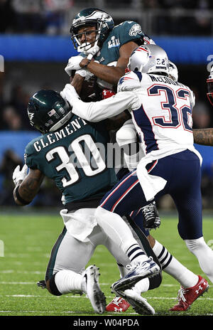 Philadelphia Eagles wide receiver Nelson Agholor (C) présente une première capture sur le New England Patriots Devin McCourty de sécurité gratuit (32) au cours de la première moitié de l'IIL Super Bowl à la U.S. Bank Stadium à Minneapolis, au Minnesota, le 4 février 2018. L'Eagles il cherchera à obtenir leur premier titre alors que les Patriotes seront après leur sixième victoire du Super Bowl. Photo de Brian Kersey/UPI Banque D'Images