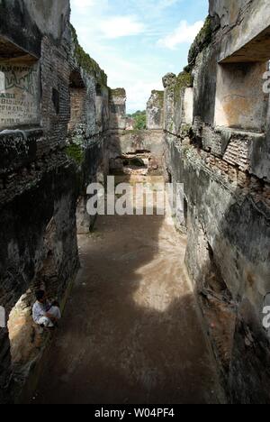 Ruines d'épave dans le Taman Sari site. Le Taman Sari est un site du patrimoine dans l'ancien jardin royal du sultanat de Yogyakarta. Banque D'Images