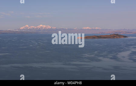 Vue de l'ensemble de la Cordillère Real et de l'Isla de la Luna au coucher du soleil sur le lac Titicaca, Isla del Sol, Bolivie Banque D'Images