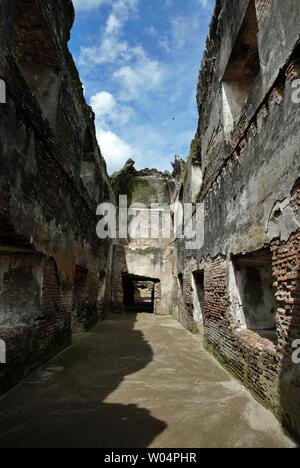 Ruines d'épave dans le Taman Sari site. Le Taman Sari est un site du patrimoine dans l'ancien jardin royal du sultanat de Yogyakarta. Banque D'Images