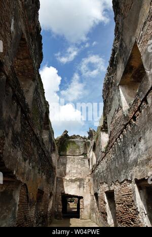 Ruines d'épave dans le Taman Sari site. Le Taman Sari est un site du patrimoine dans l'ancien jardin royal du sultanat de Yogyakarta. Banque D'Images